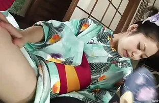 Các giáo viên tìm thấy một cách để trừng phạt một sinh viên trẻ cho hành vi sai trái. Ông để lại cho cô sau giờ học của mình trong lớp trên của giáo viên hội đồng quản trị. Trừng phạt như vậy chờ đợi vẻ đẹp của kính. Ngồi trên đầu gối của mình tại của giáo viên, Hai Đuôi đẹp cho phép anh phải cởi áo của mình và áo ngực. Cô ấy nắm lấy cô dính dính ngực, kéo và chút màu hồng của cô núm vú. Lúc đầu của câu ông đã được hạnh phúc để mở miệng, đặt nó phim sex nhật có vietsub dưới sự vuốt ve của các bậc thầy của thành viên. Hắn trong miệng, sau đó đánh hắn, rosy mặt, các giáo viên đã mời học viên đến bàn của mình. Ông nâng lên váy trắng, đặt con trỏ trong pisechka, và sau đó bắt đầu chơi từ mặt khác nhau.